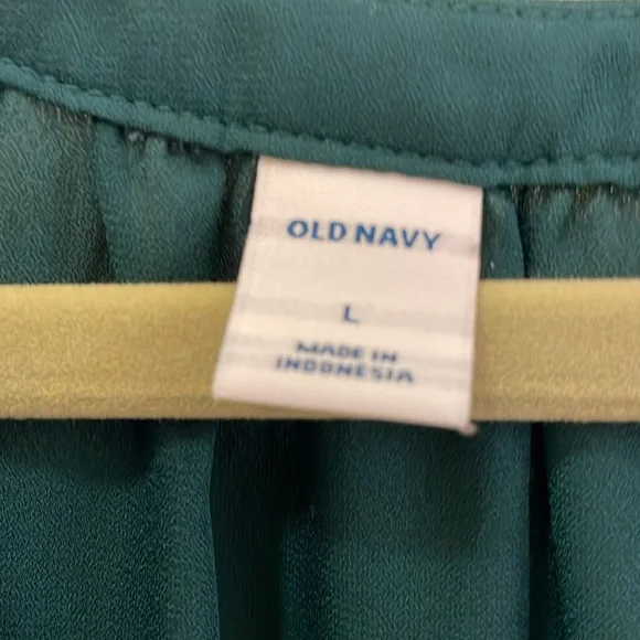 Old Navy Women’s Botanical Green Relaxed Split-Neck Top (23) - Picture 2 of 7